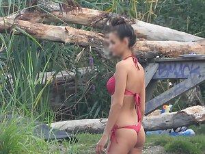 Accidental nakedness of a beauty by the river Picture 3