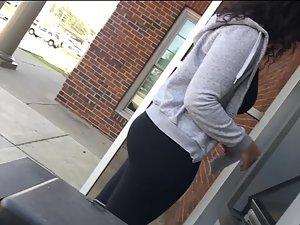 Huge butt spotted at the bank machine Picture 1