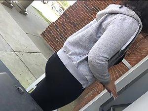 Huge butt spotted at the bank machine Picture 7