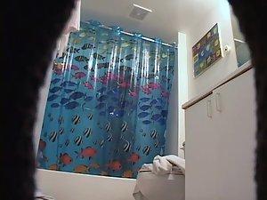 She brushes teeth while ass gets spied Picture 2