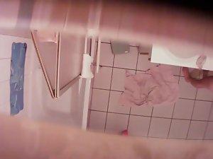 Secretly watching her shave pussy Picture 5