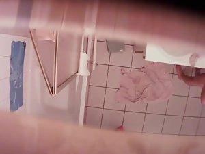 Secretly watching her shave pussy Picture 6