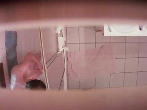 Secretly watching her shave pussy Picture 8