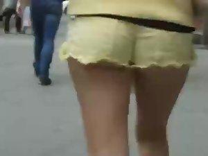 Foxy ass of a teen girl followed on street Picture 3