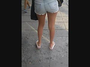 Creepshot of hot girl in sandals at bus stop Picture 4
