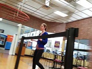 Examining her tight buttocks while she waits Picture 5