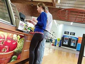 Examining her tight buttocks while she waits Picture 7