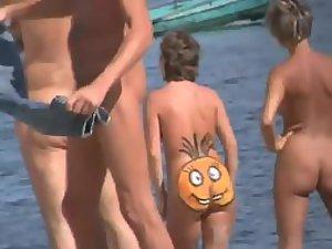 Funny smiling pumpkin on a naked ass Picture 1