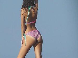 Hot teen girl posing for sexy photos on beach Picture 4