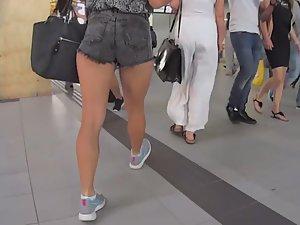 Amazing muscular legs and hot ass Picture 5