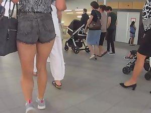 Amazing muscular legs and hot ass Picture 6