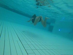 Big young boobs shaking while she swims Picture 7