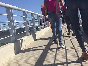 Elegant girl in skinny jeans Picture 1