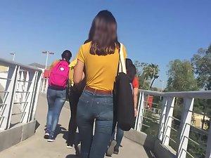 Elegant girl in skinny jeans Picture 3