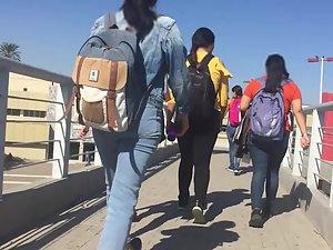 Elegant girl in skinny jeans Picture 4