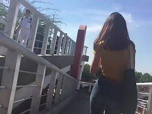 Elegant girl in skinny jeans Picture 5