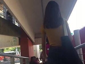 Elegant girl in skinny jeans Picture 7