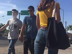 Elegant girl in skinny jeans Picture 8