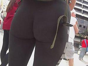 Spectacular ass and cameltoe Picture 5