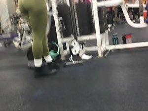 Peeping on thick girl exercising her biceps Picture 5
