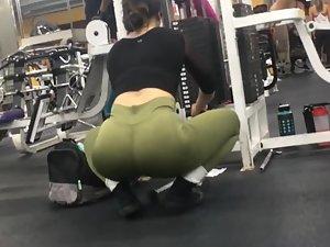 Peeping on thick girl exercising her biceps