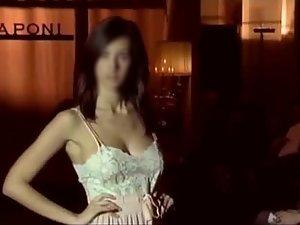 Supermodel accidentally shows her nipple Picture 4