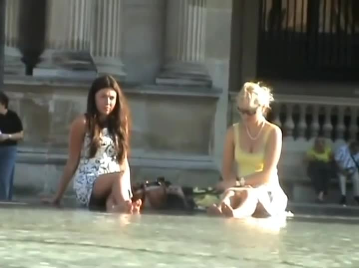 Upskirt of a girl by the fountain - Voyeur Videos