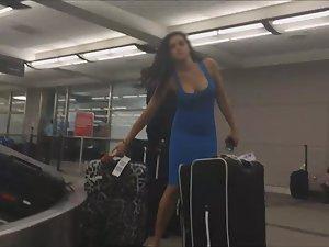 Beauty gets her baggage at airport Picture 7