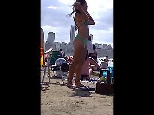 Voyeur zooms in on wet cameltoe Picture 1