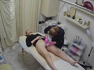 Spying on tall girl getting her intimate parts waxed Picture 1