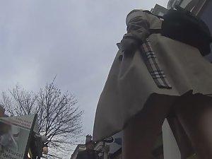 Upskirt from under the raincoat Picture 5