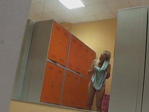Naked milf rubs oil all over herself Picture 1