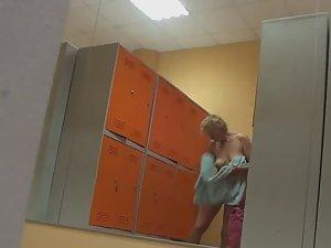Naked milf rubs oil all over herself Picture 2