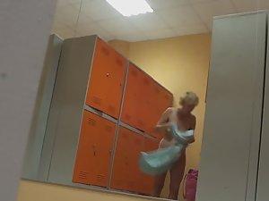 Naked milf rubs oil all over herself Picture 3