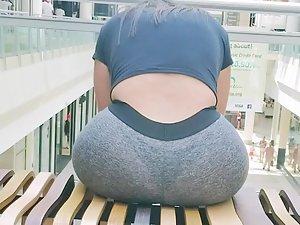 Thick ass overstretches leggings and shows thong Picture 5