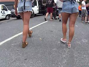 Sexy girls selling glitter on the street Picture 1
