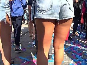 Sexy girls selling glitter on the street Picture 5