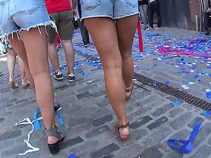 Sexy girls selling glitter on the street Picture 6