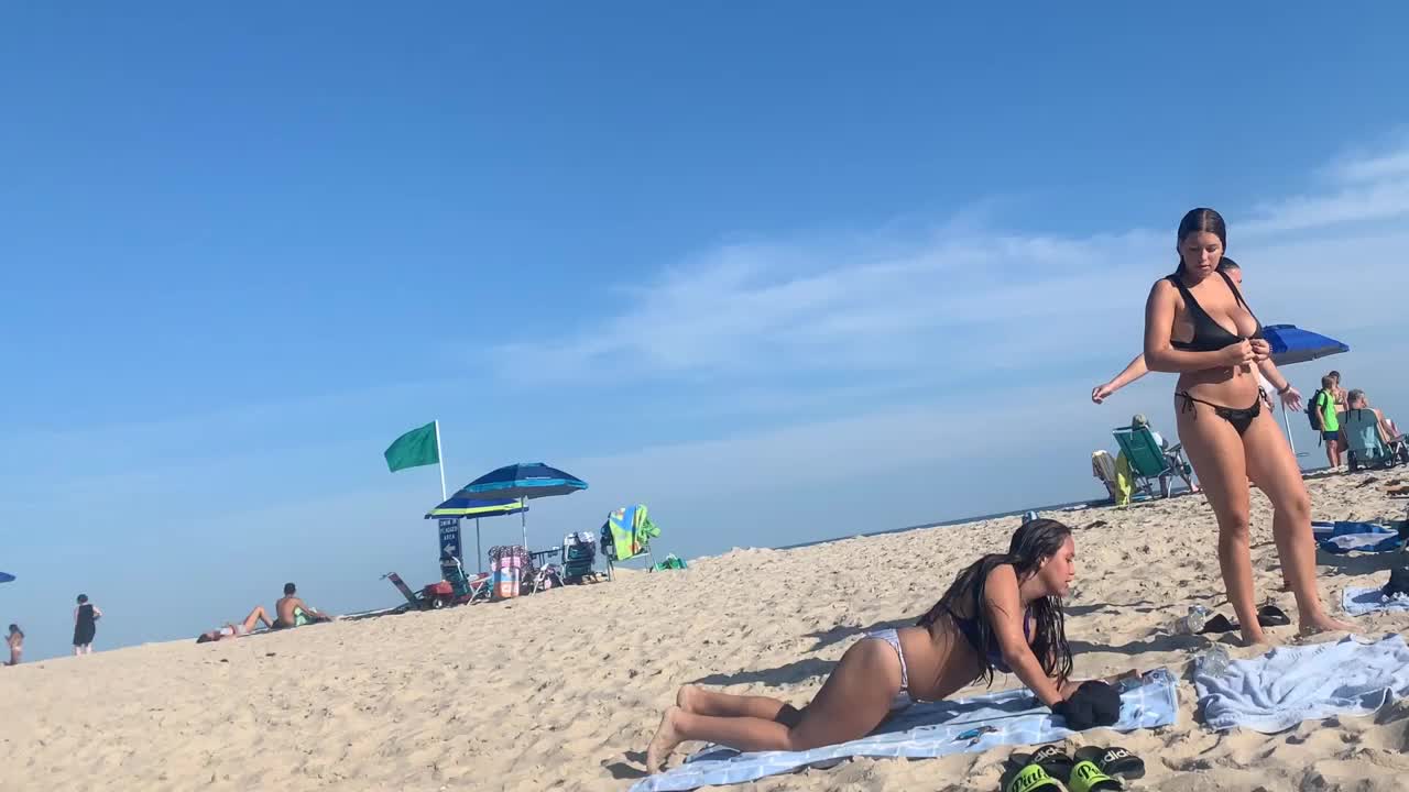 Big Natural Boobs Beach Teens - Teen girl got phenomenal big natural boobs - Voyeur Videos