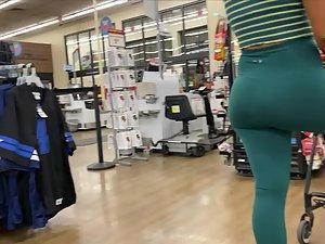 Milf with spicy curves in greenish leggings Picture 1