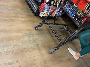 Milf with spicy curves in greenish leggings Picture 3