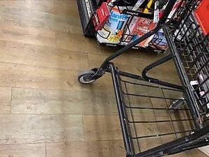 Milf with spicy curves in greenish leggings Picture 4