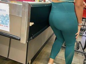 Milf with spicy curves in greenish leggings Picture 5