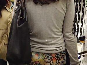 Memorable ass wiggles in vividly colored leggings Picture 2