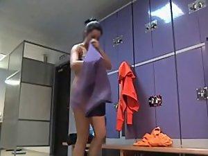 Sexy babe secretly filmed in the lockers Picture 1