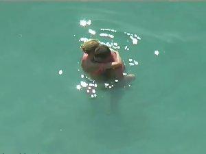 Couple kissing and fucking in the water Picture 4