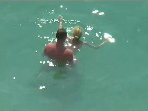 Couple kissing and fucking in the water Picture 7