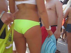 Bulging pussy found on beach party Picture 1