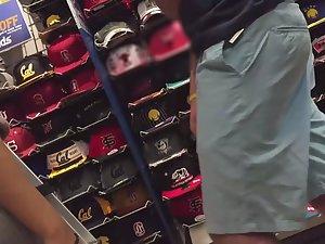 Pocket venus shopping with boyfriend Picture 2