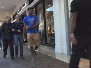 Pocket venus shopping with boyfriend Picture 3